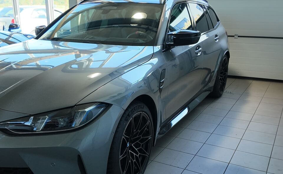 BMW M3 Touring von aussen im Showroom