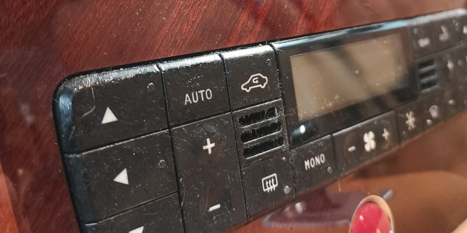 Mittelkonsole mit zerkratzter Oberfläche vor der Reparatur
