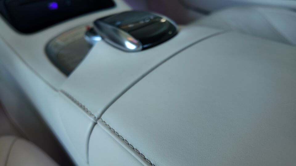 Naht auf hellem Leder eines Mercedes S-Coupé