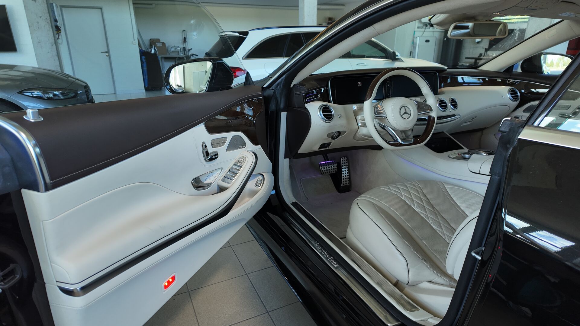 Offene Tür eines Mercedes S-Coupé, Blick auf cremefarbenes Leder und Lenkrad