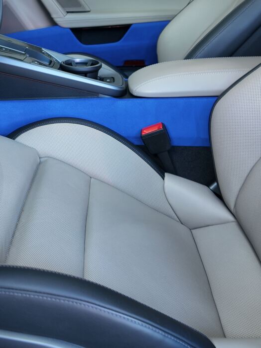 Blaues Alcantara neben cremefarbenem Leder im Porsche