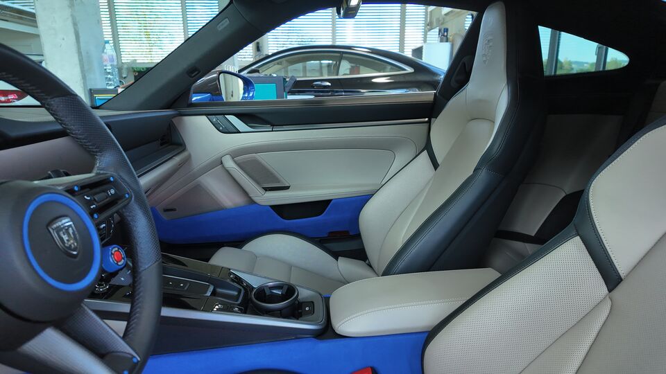 Kabine eines Porsche 911 mit hellem Leder
