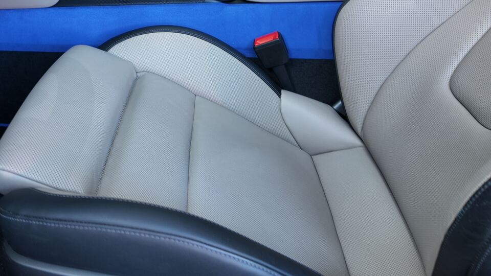 Blaues Alcantara neben cremefarbenem Leder in einem Porsche 911