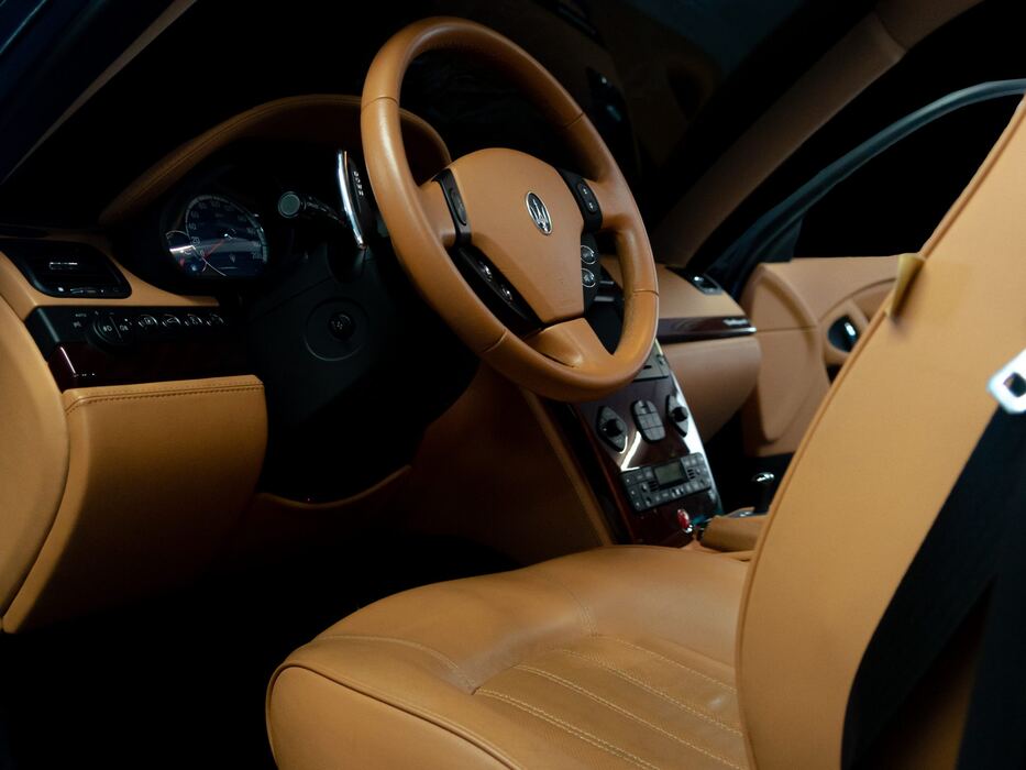 Kabine eines Maserati in hellbraunem Leder