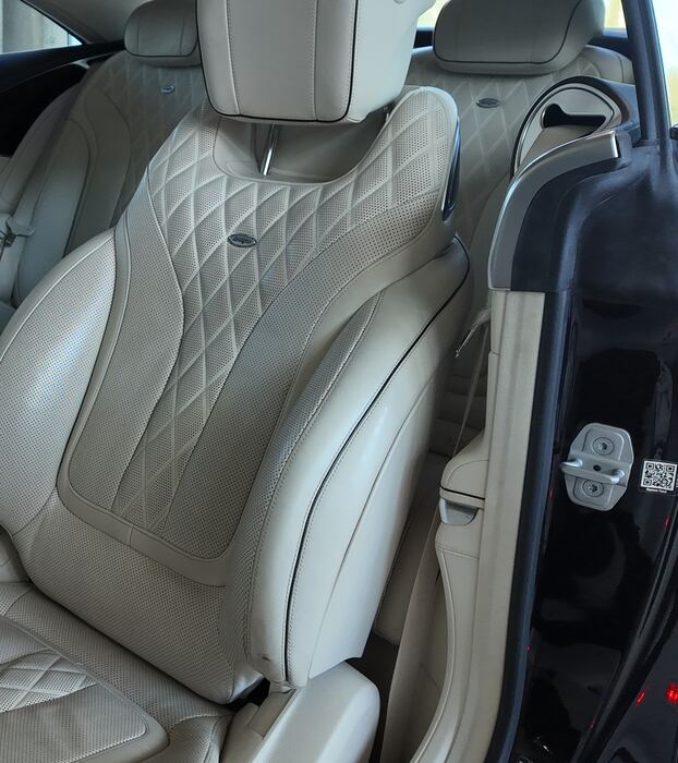 Gesteppte helle Ledersitzlehne im Mercedes S-Coupé