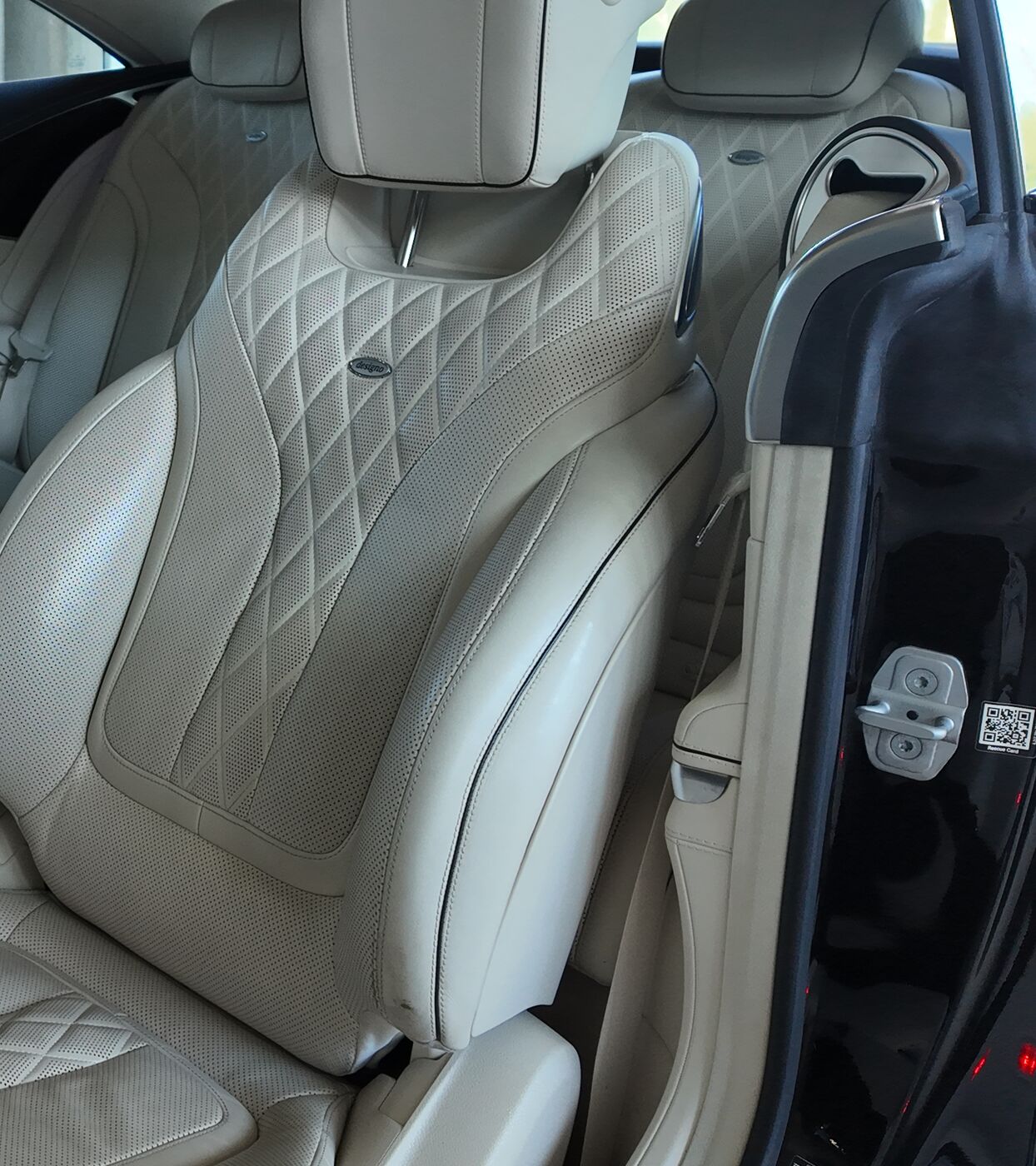 Sitz eines Mercedes S-Coupé aus hellem Leder mit Rautensteppung