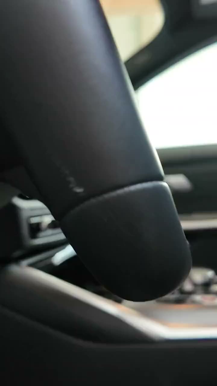Nahaufnahme eines BMW Lenkrads in Leder